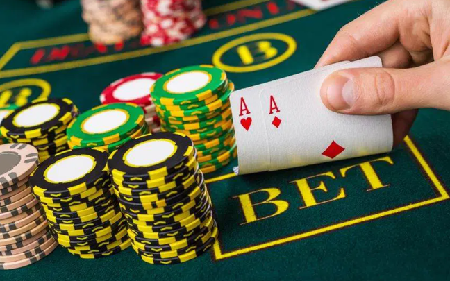 Bí quyết squeeze trong poker: Nâng cao cơ hội chiến thắng với đòn ép đối thủ