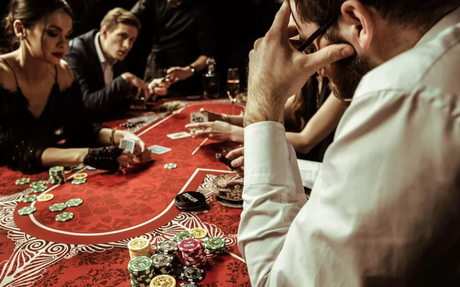 Tỷ lệ thắng 1 hand bài trong poker: Bí quyết tính toán và áp dụng trong thực tế